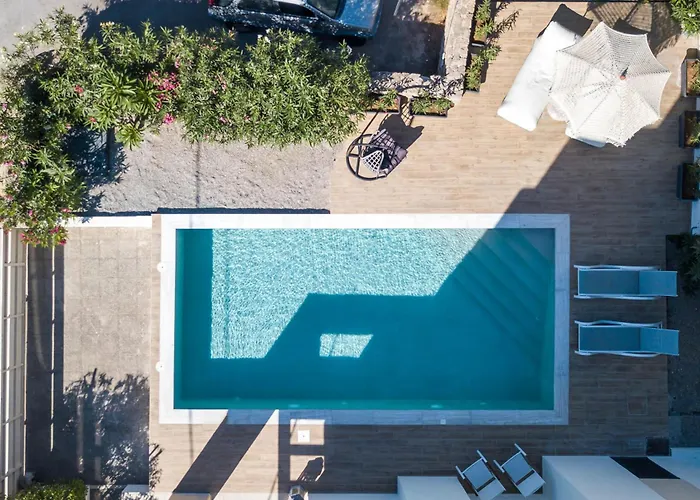 Laila Villa *